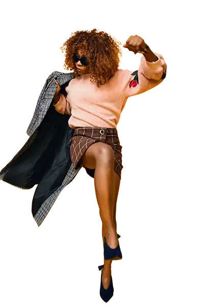 Fille sautant de joie après achat vêtements de luxe à petit prix