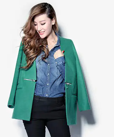 Fille avec une veste chic verte